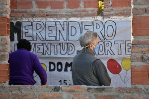 Flavio Raina FALTAN PAREDES, ABERTURAS Y EL TECHO. Poder terminar la construcción del merendero es uno delos principales anhelos de los miembros de la organización.