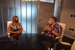 Prensa Sacnun La senadora nacional María de los Ángeles Sacnun y el secretario general de la federación de los Municipales, Claudio Leoni. Un temario nacional y otro provincial.