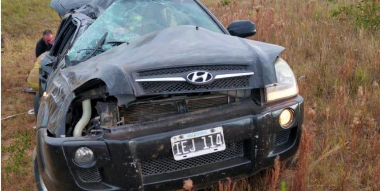 Diez personas que iban a bordo de un mismo vehículo se accidentaron y un menor falleció