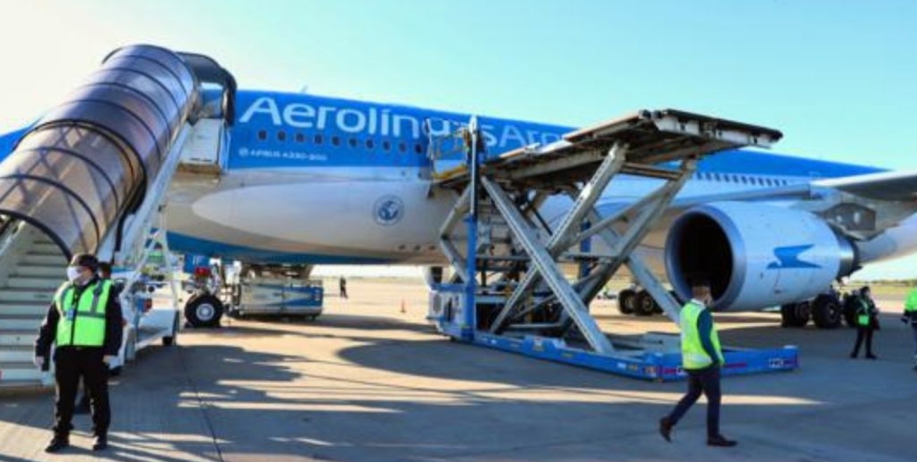Llegó otro avión de China con insumos para los equipos que trabajan casa por casa contra el Covid-19