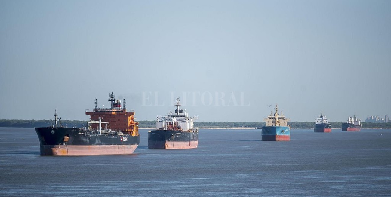 Decenas de barcos ingresan a los puertos de Rosario y Bahía Blanca tras tres semanas de paro