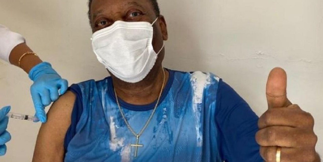 Pelé se vacunó contra el coronavirus y pidió "disciplina para preservar las vidas"
