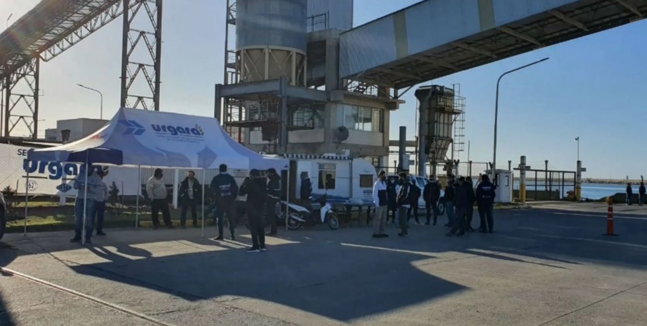 Perdida de divisas por paro de aceiteros y recibidores de granos en los puertos 