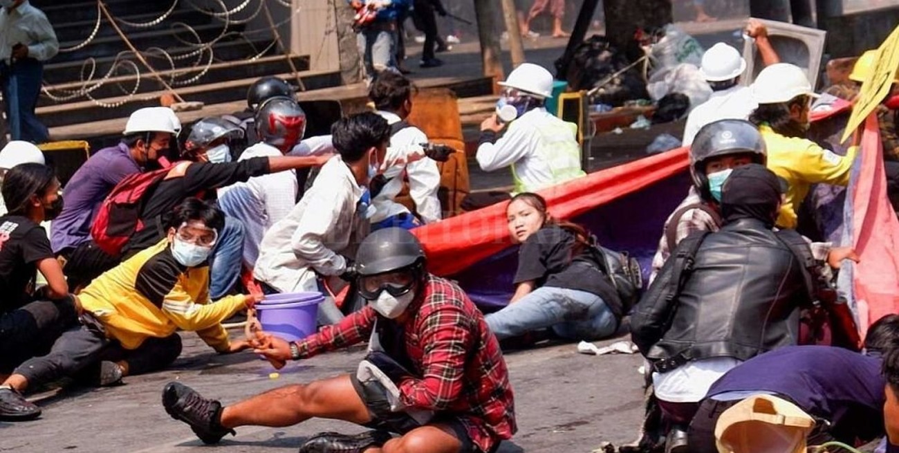 La jornada de protesta contra los golpistas en Myanmar terminó con 38 muertos