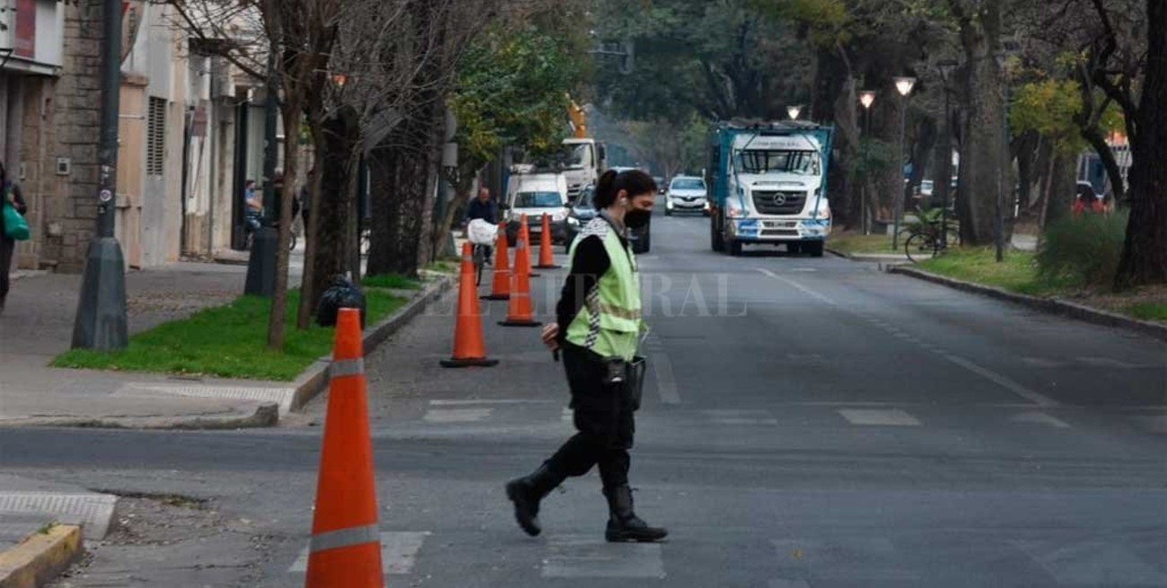 Con conos naranjas e inspectores, buscan desalentar el estacionamiento en bulevar 