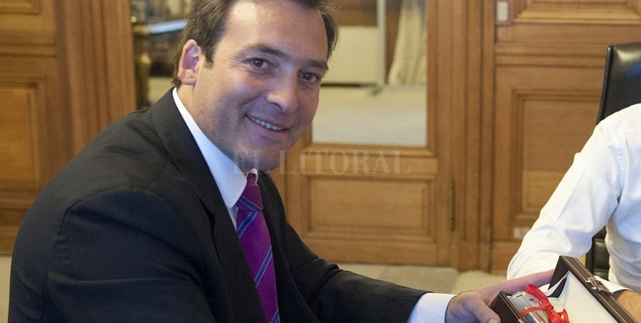 ¿Quién firmó los decretos?