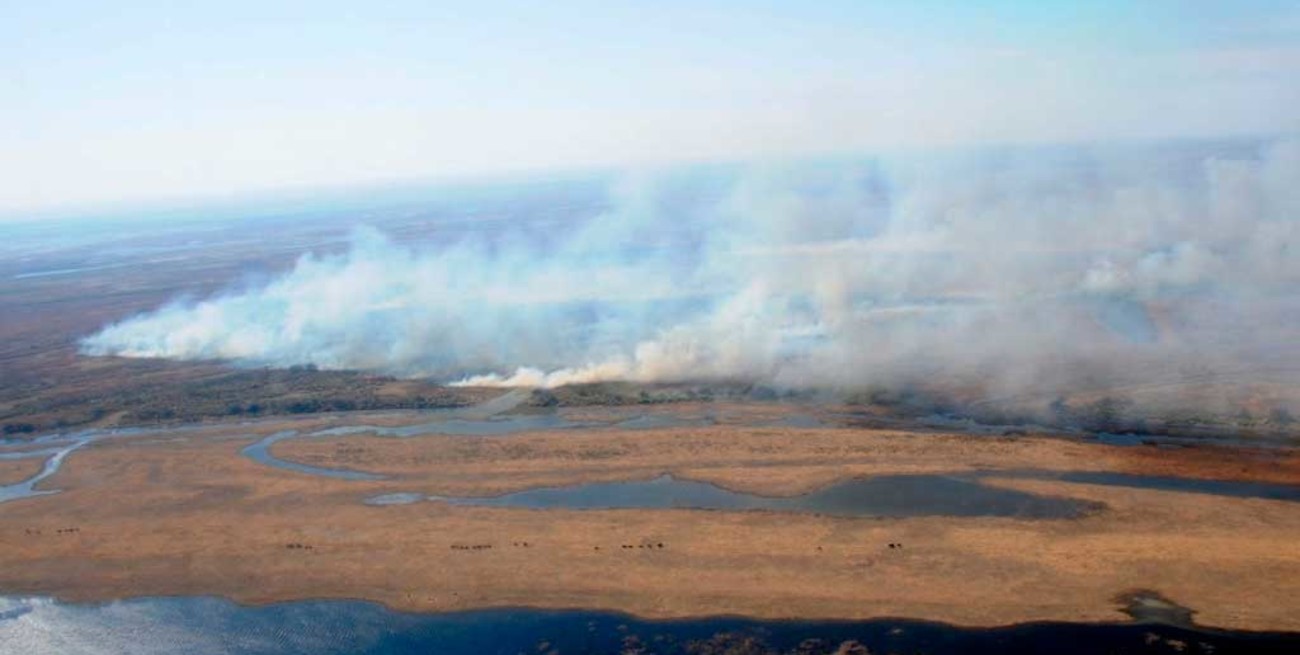 Con un helicóptero hidrante buscan combatir los incendios en islas frente a Rosario