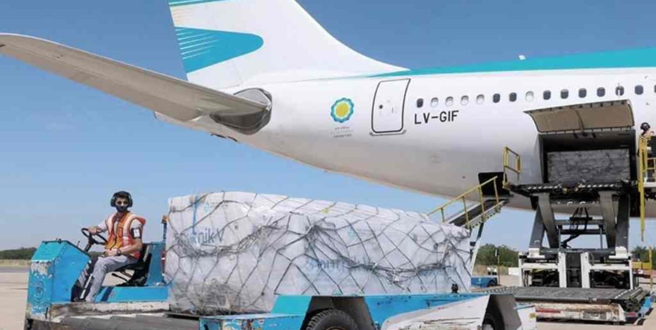 Un nuevo vuelo de Aerolíneas parte a Rusia para buscar más dosis de la vacuna Sputnik V