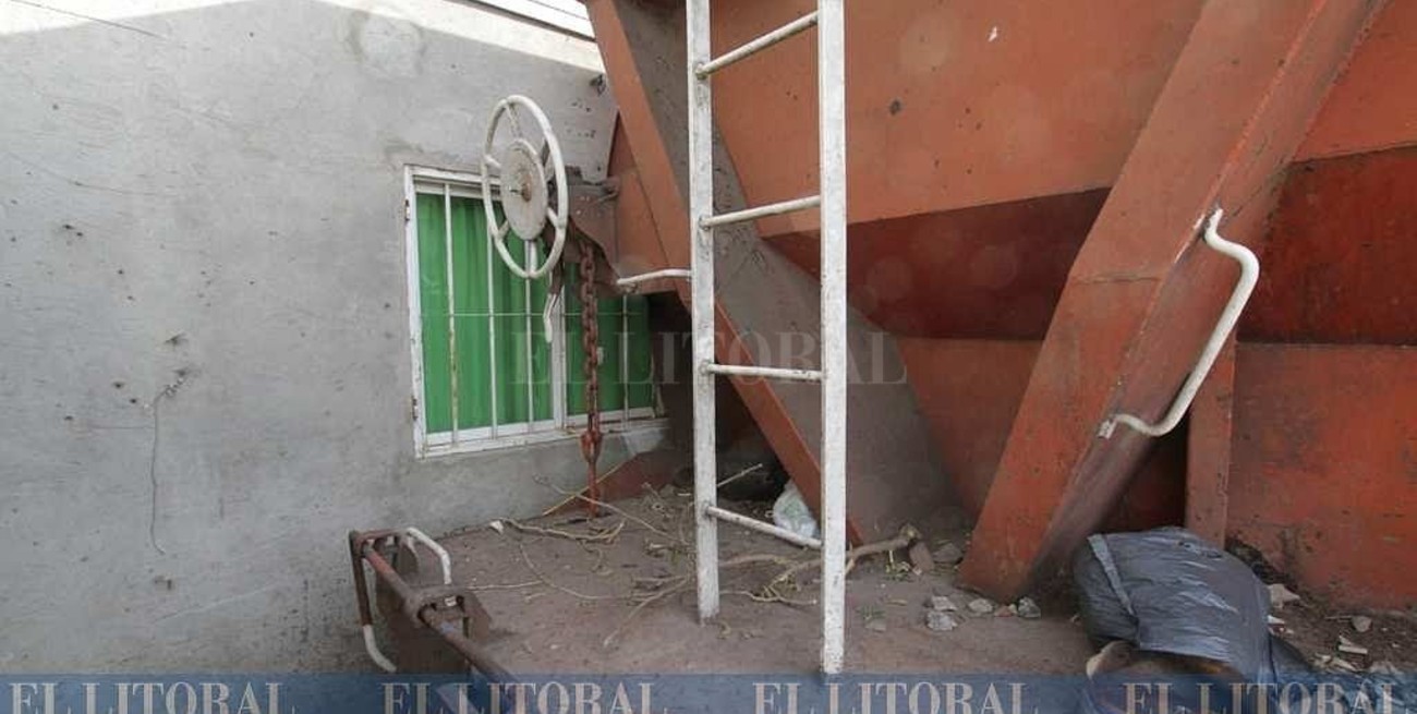 Descarriló un tren y fue a parar contra una casa