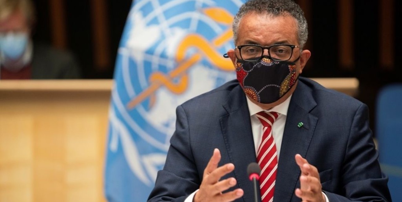 La OMS instó a no politizar el origen del coronavirus y celebró la baja de casos la semana pasada