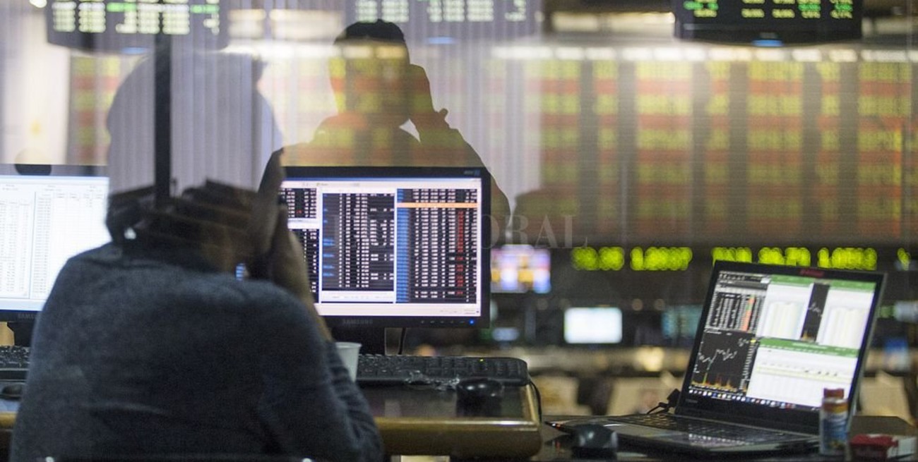 Bajaron el dólar y el riesgo país y se dispararon los bonos