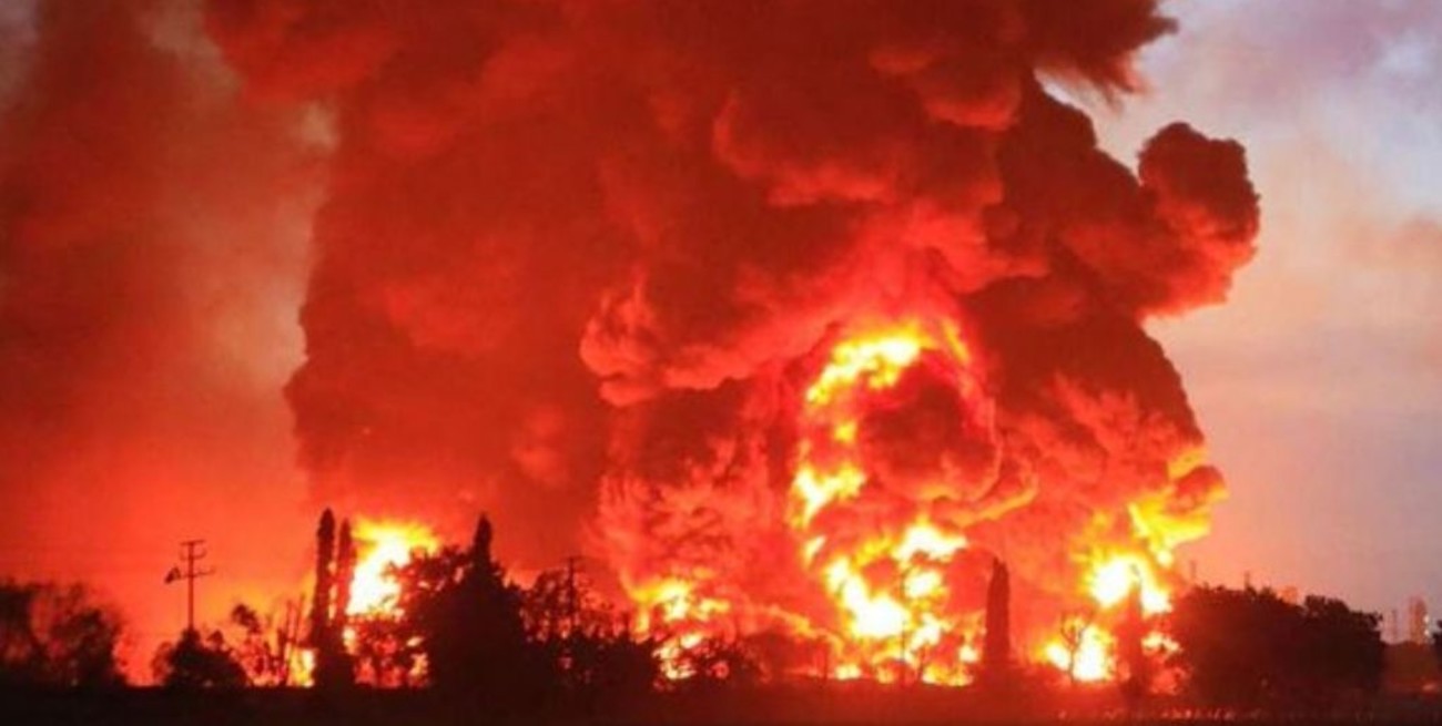 Heridos y evacuados por un incendio en una refinería en Indonesia