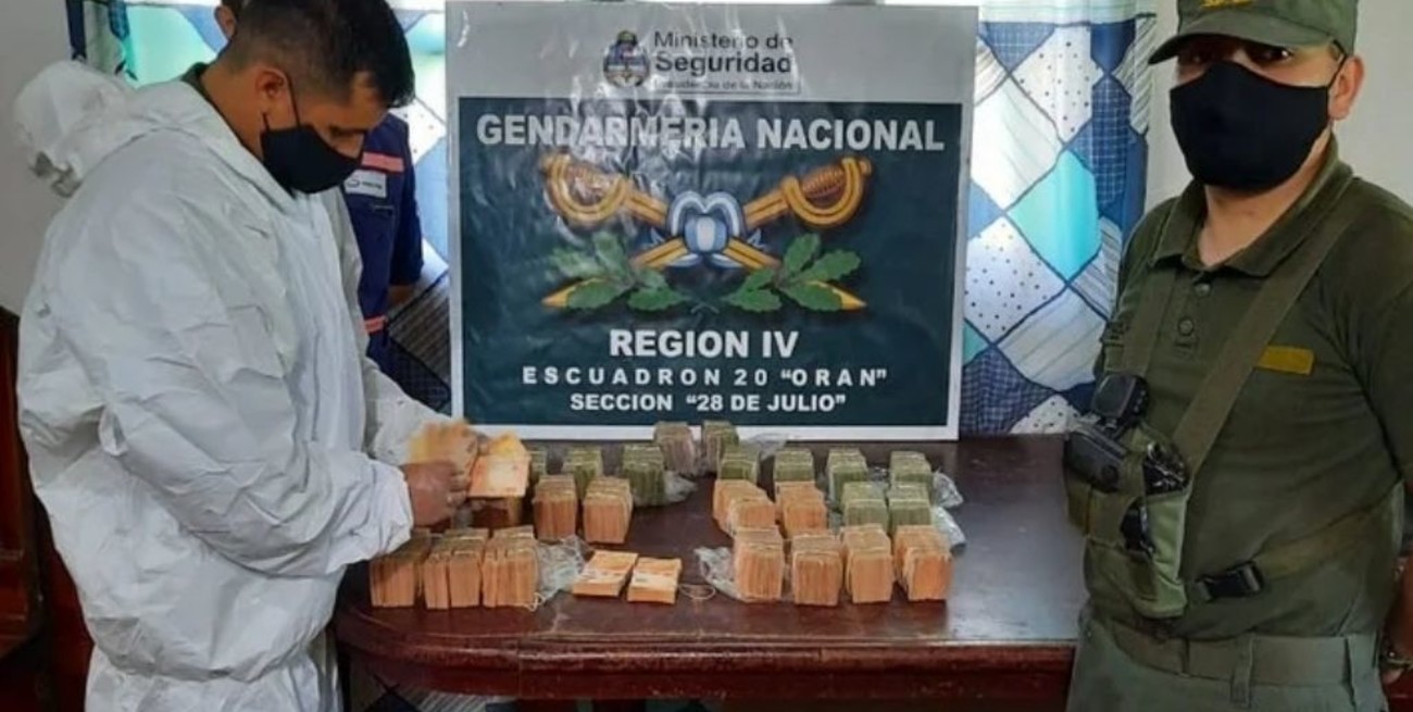 Dos personas fueron detenidas con casi $ 10 millones en su auto