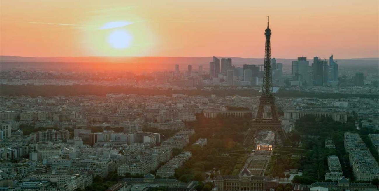 Después de más de tres meses volvió a abrir la Torre Eiffel