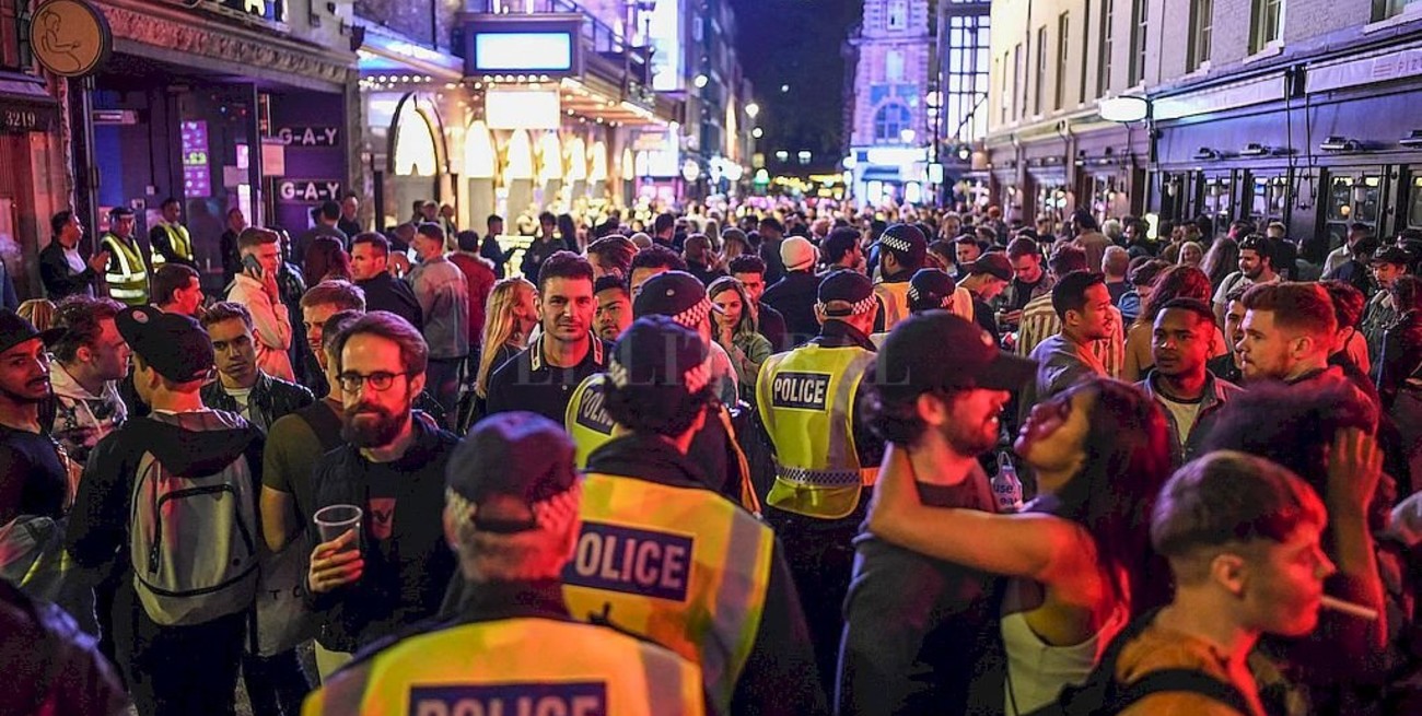 En Reino Unido, "los borrachos no respetan la distancia social"