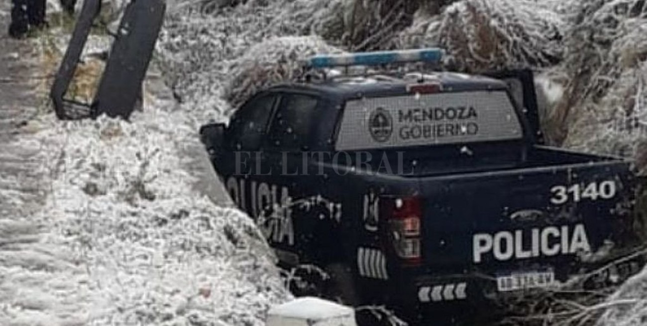Mendoza: despistó un patrullero tras resbalar en el hielo