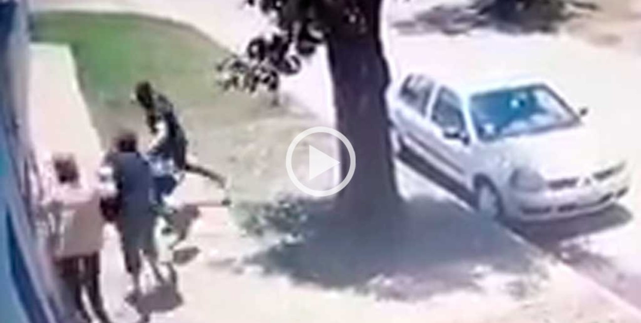 Motochorro revolcó a dos mujeres en el barrio Sargento Cabral