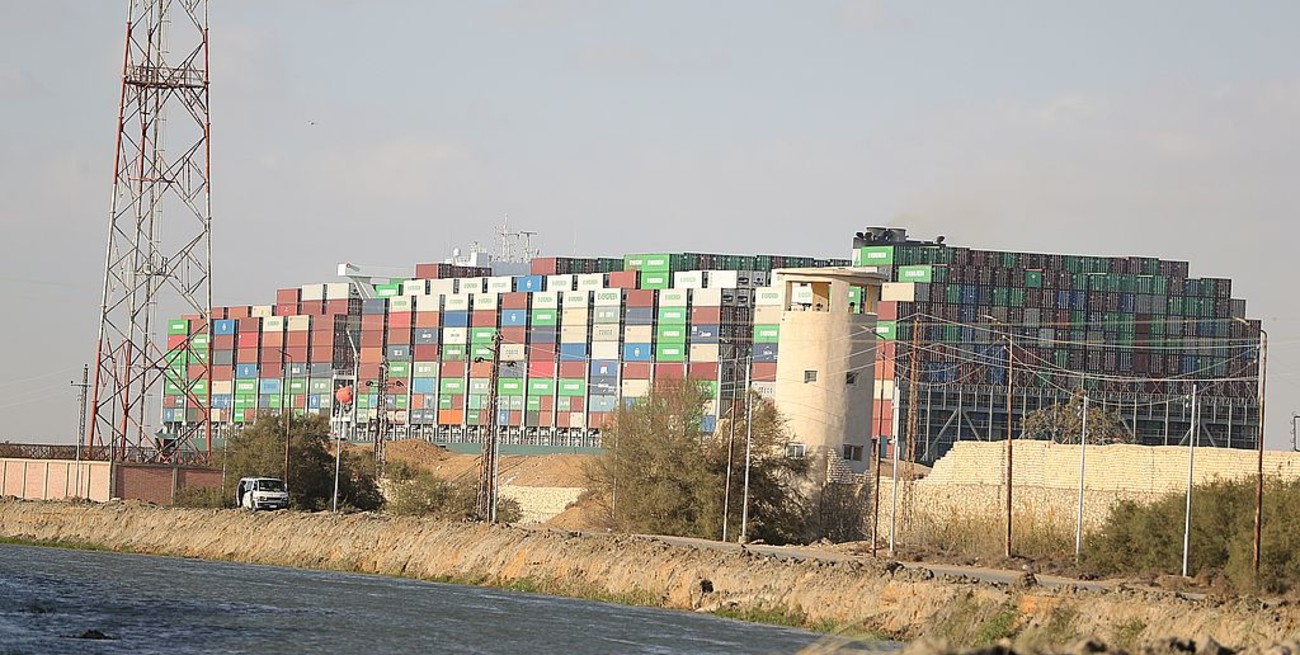 El carguero que atascó el Canal de Suez debe quedarse en la zona hasta terminar la investigación