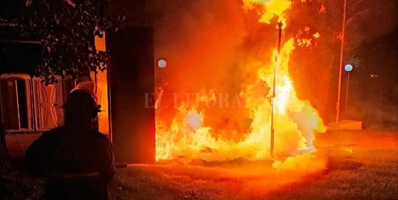 Video: quemaron baños químicos en el Parque Garay