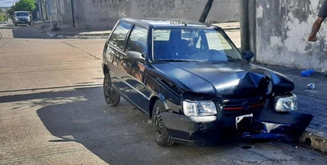 Dejó el auto en el chapista para arreglarlo y se lo terminaron chocando contra un árbol