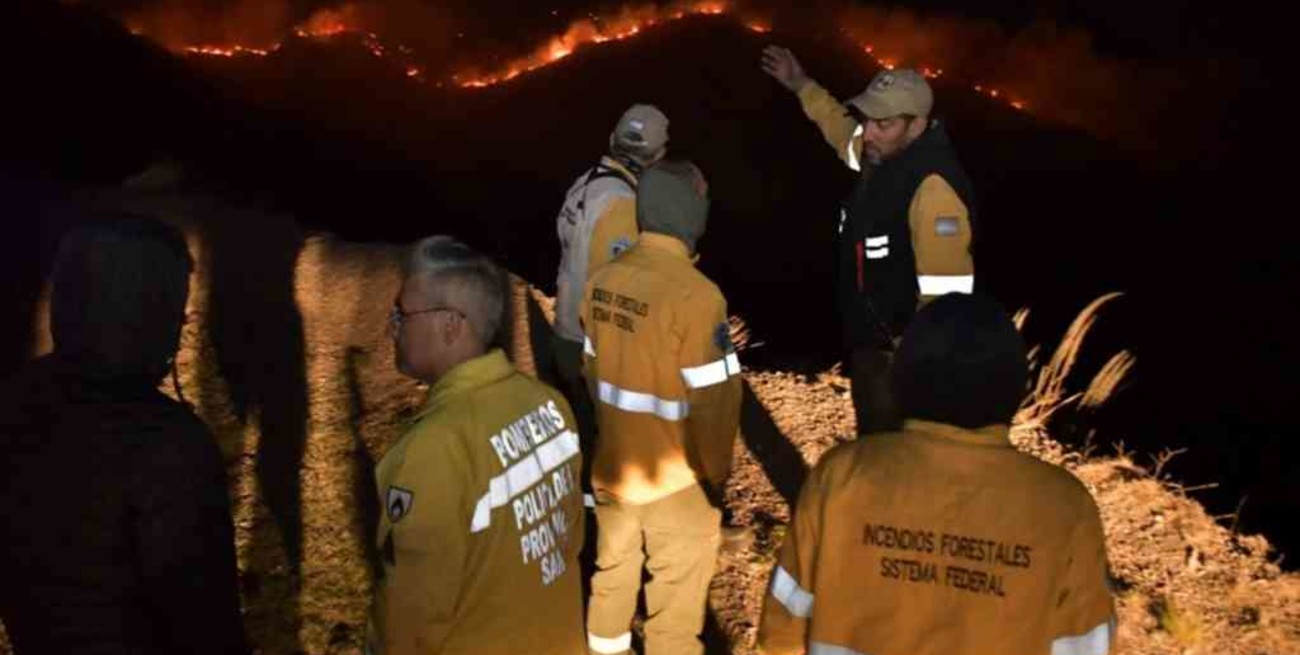 Continúan combatiendo el incendio forestal en las sierras de San Luis