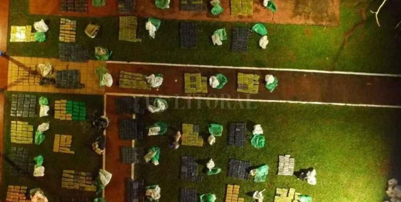 Corrientes: se fugaron en auto pero en el camino tiraron más de 57 kilos de marihuana