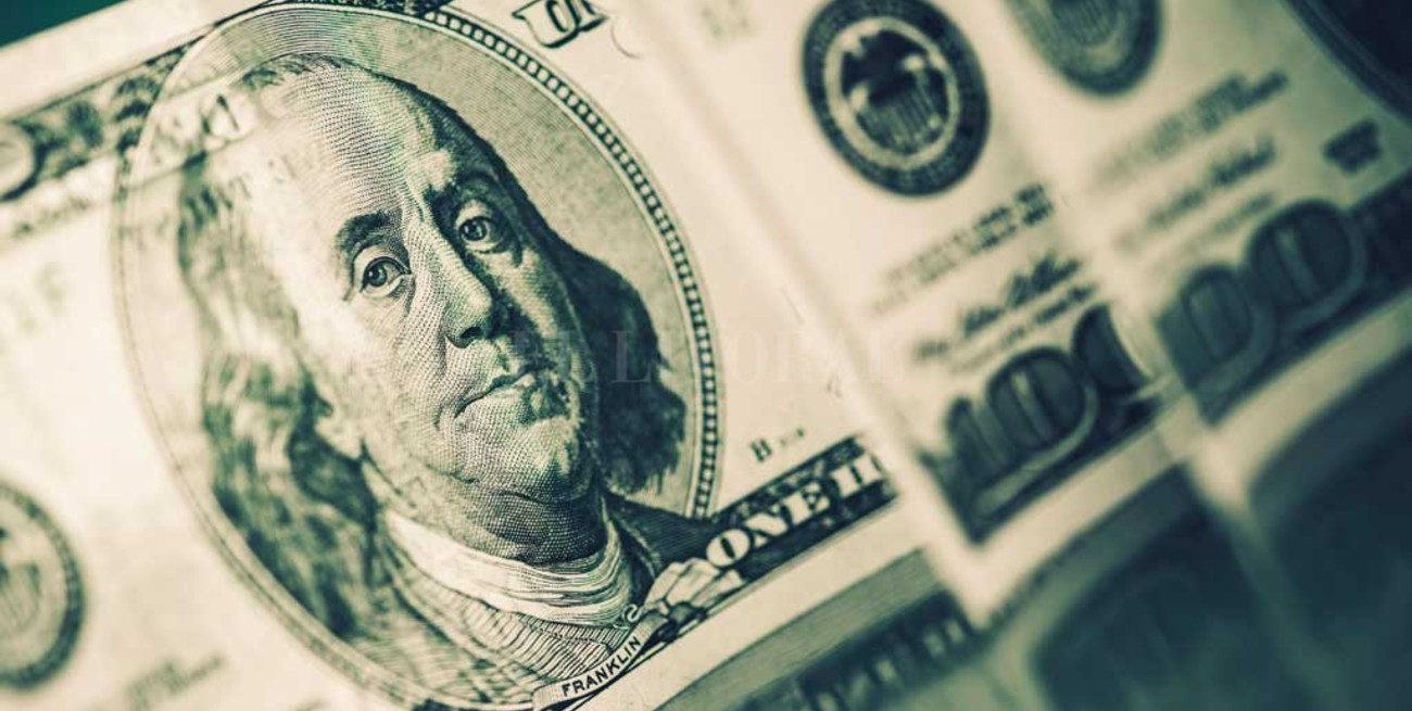 Los dólares bursátiles operan con calma, pero sube el "blue"