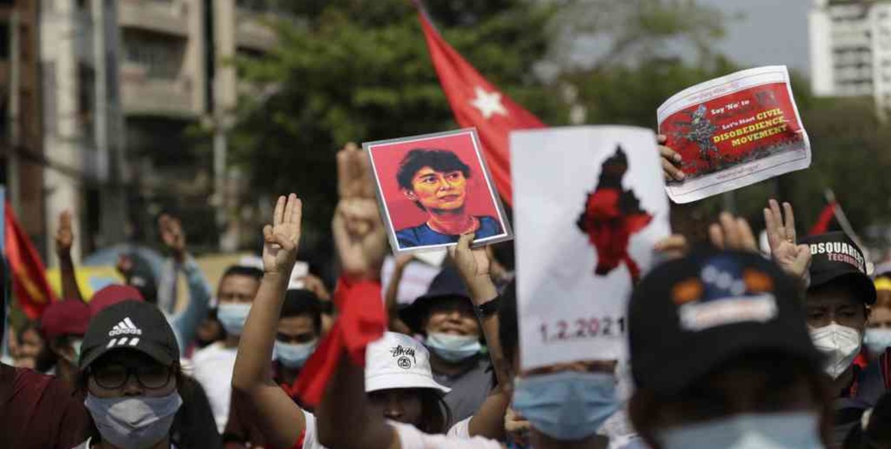Tras una jornada violenta, continúan las manifestaciones en Myanmar