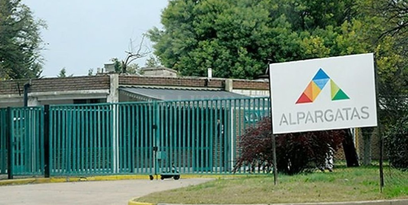 La empresa «Alpargatas» se va de Argentina