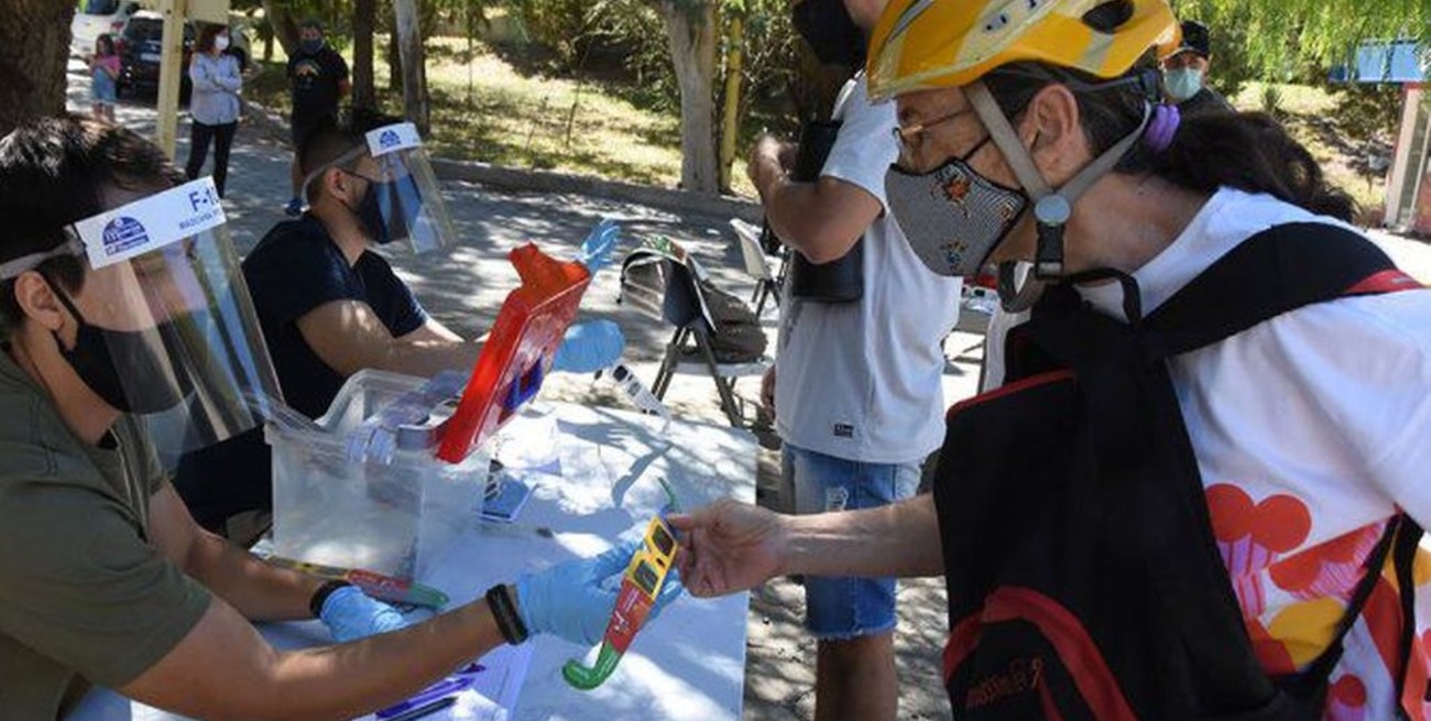 Largas colas en la Universidad Nacional del Comahue: regalan lentes para ver el eclipse total solar