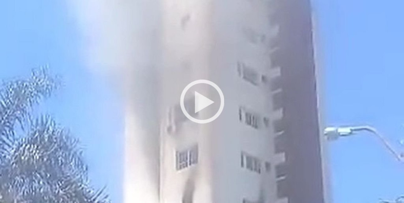 Video: se incendió un departamento en un edificio de Almirante Brown y Salvador del Carril
