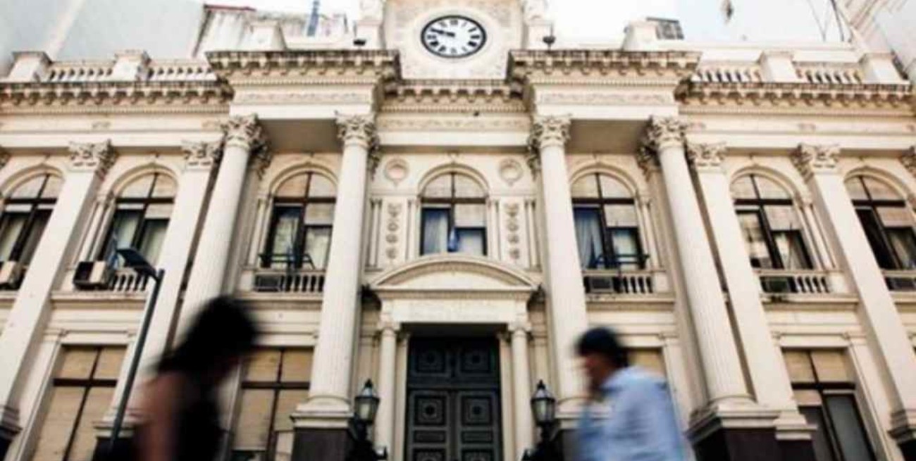 Desde abril habrá que tener un certificado del Indec para poder operar con bancos