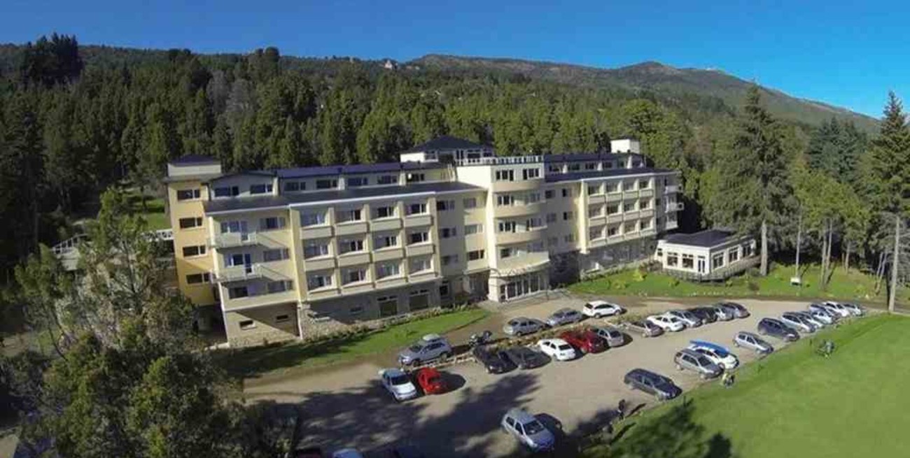 Un joven egresado cayó de un segundo piso de un hotel en Bariloche