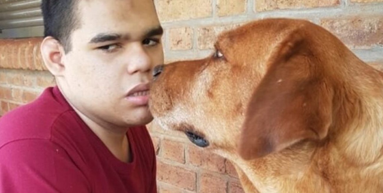 Un joven para el cual pidieron la eutanasia, se adapta con la ayuda de una mascota