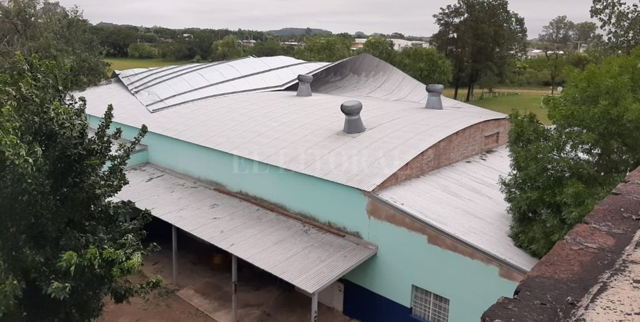 Fuerte temporal de viento y lluvia ocasionó voladuras de techos y caída de árboles en Helvecia