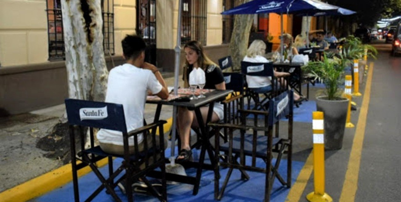 Santa Fe extendió el horario de cierre de locales gastronómicos y habilitó la pesca deportiva