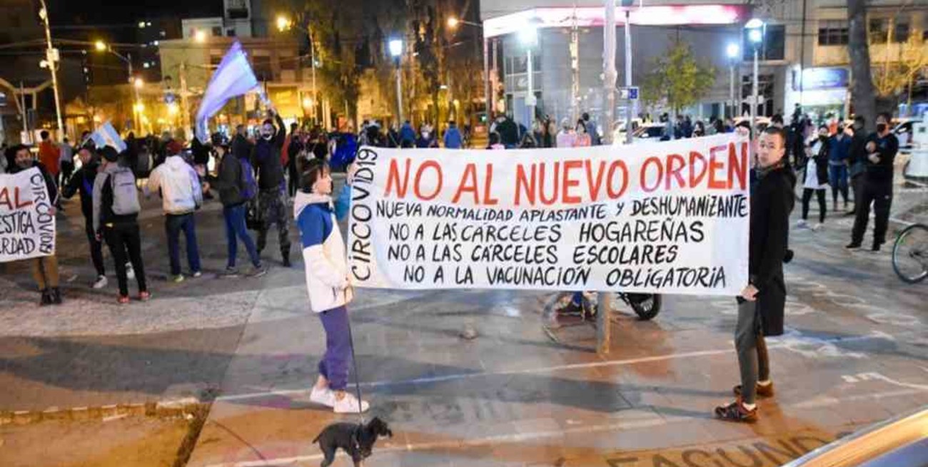 Movilización en contra de las restricciones provinciales en Neuquén
