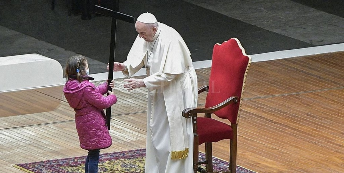 El Papa presidió en la Plaza San Pedro un Vía Crucis escrito por niños y jóvenes