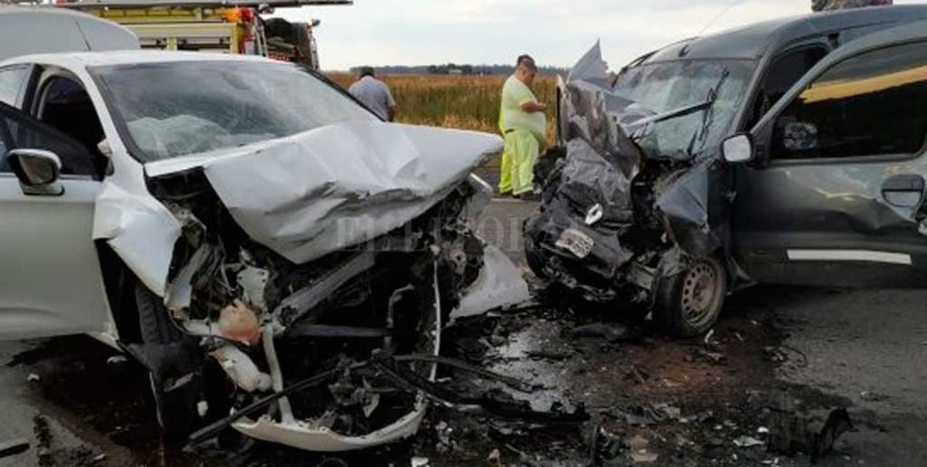 Dos hombres y una mujer embarazada murieron tras un fuerte choque en el sur de Santa Fe