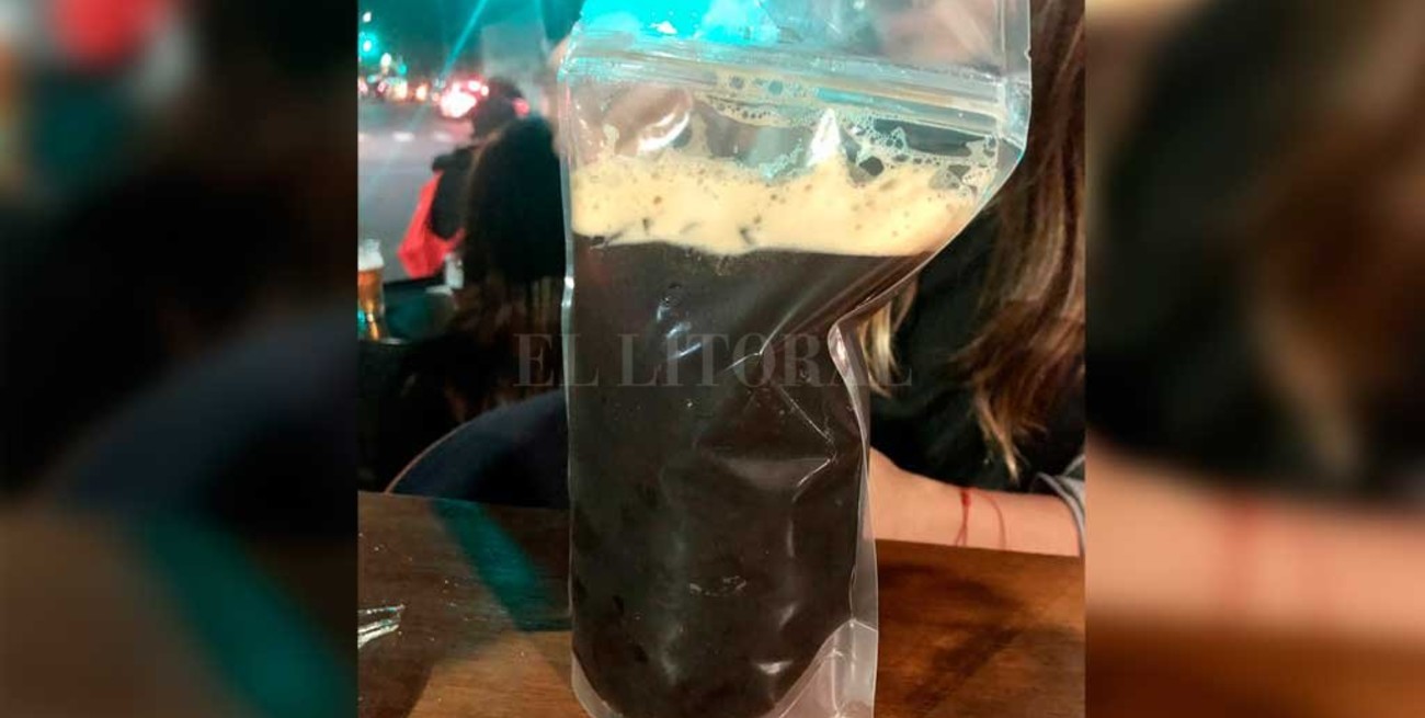 Polémica: pidieron un fernet y se lo sirvieron en un sachet de plástico