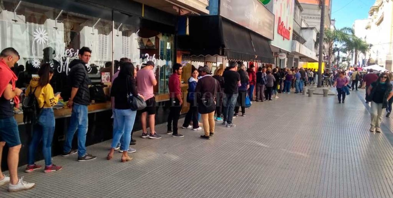 Por segundo día consecutivo, largas colas para comprar dólares en Santa Fe