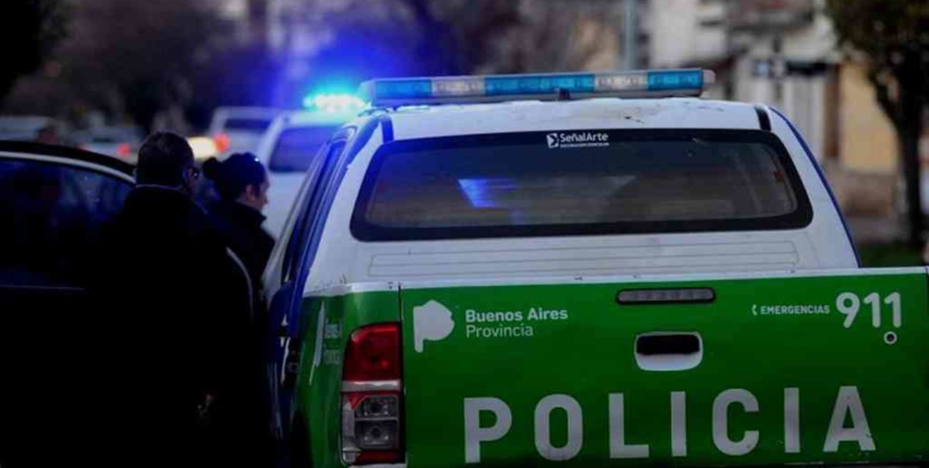 Balearon a una mujer policía, le robaron el arma reglamentaria y su chaleco antibalas