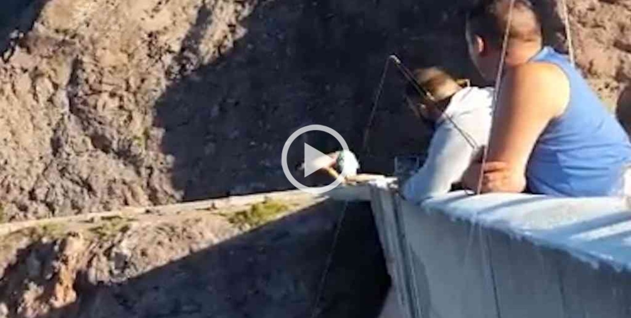 Video: un turista saltó ebrio al Dique Valle Grande y terminó en terapia intensiva