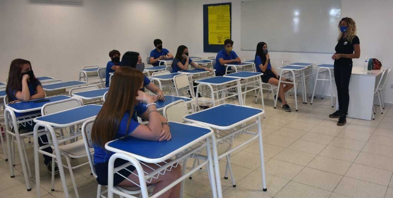 A clases: una semana en la escuela  y la siguiente, tareas en el hogar