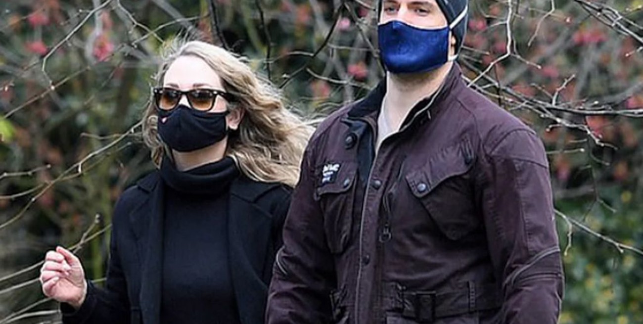 Henry Cavill confirmó que  tiene novia