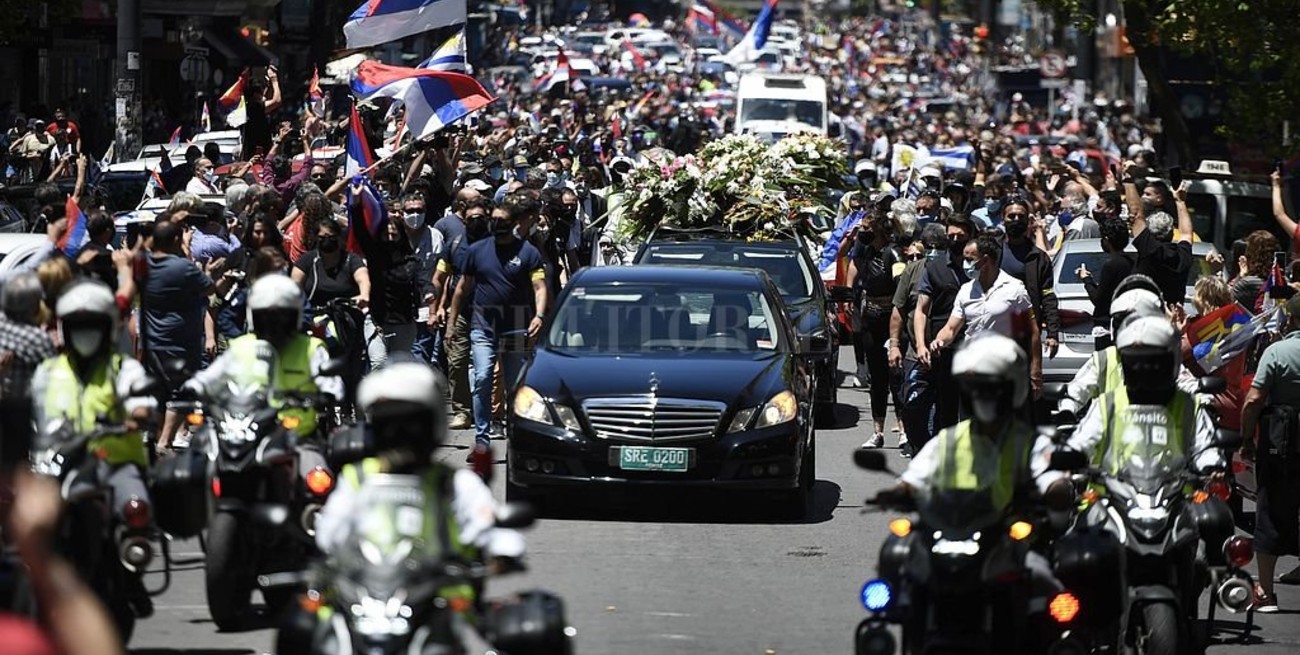 Tabaré Vázquez fue despedido por una multitud en las calles de Montevideo