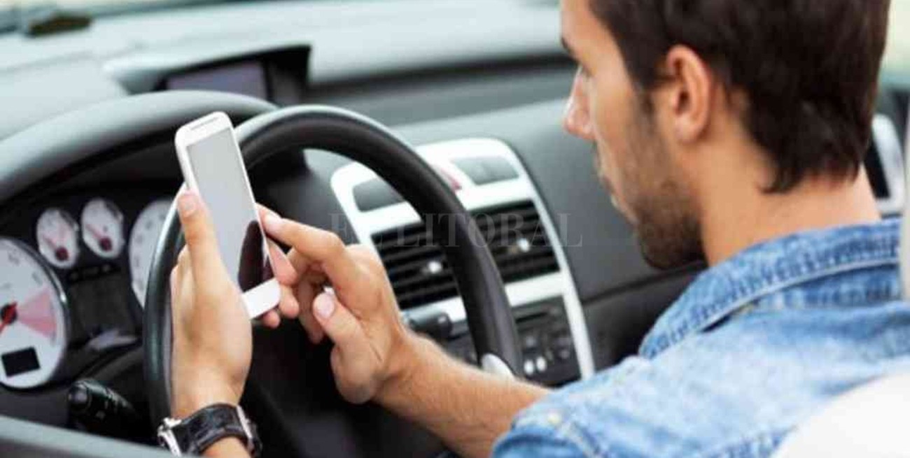 Seis de cada diez conductores admite usar audios de Whatsapp mientras conduce