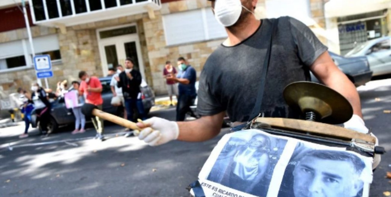 Familiares de Claudia Repetto reclamaron "justicia" frente a los tribunales a pesar de la cuarentena