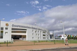 Archivo La casa del Fútbol. Pasó más de un año de la Primera Final Única de la Copa Sudamericana y la polémica no se termina. Sigue en el TAS (Suiza) por un lado y en Conmebol (foto) por el otro.