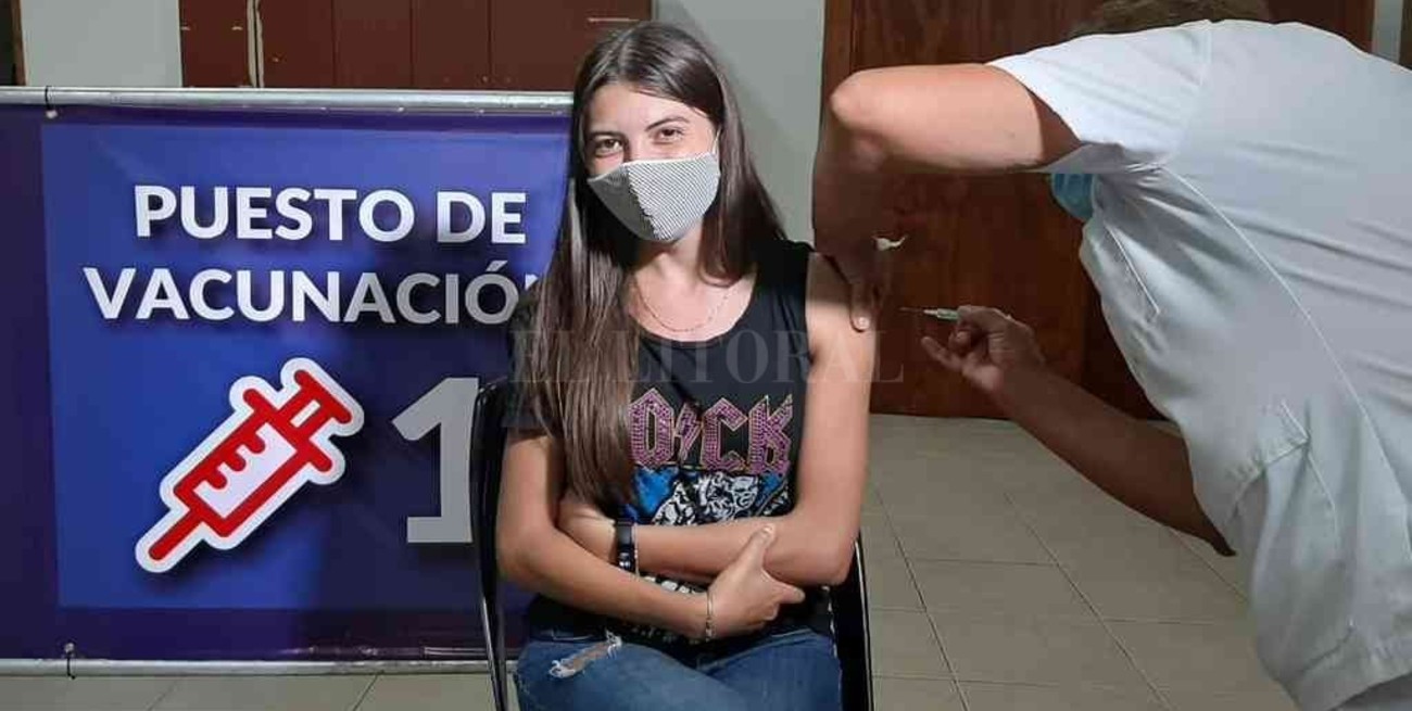 Aplicaron la segunda dosis a personal de Salud de Pilar
